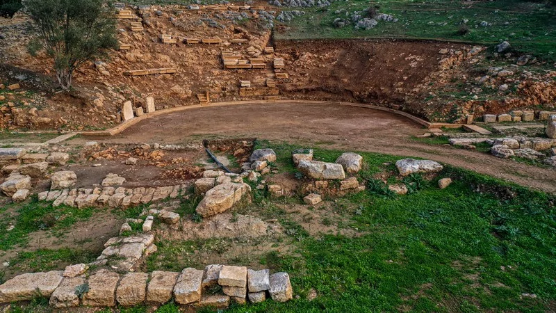 Bursa'da bin yıllık tiyatro gün yüzüne çıkıyor: Orijinal oturma sıraları 2 bin yıl sonra yerine konuyor