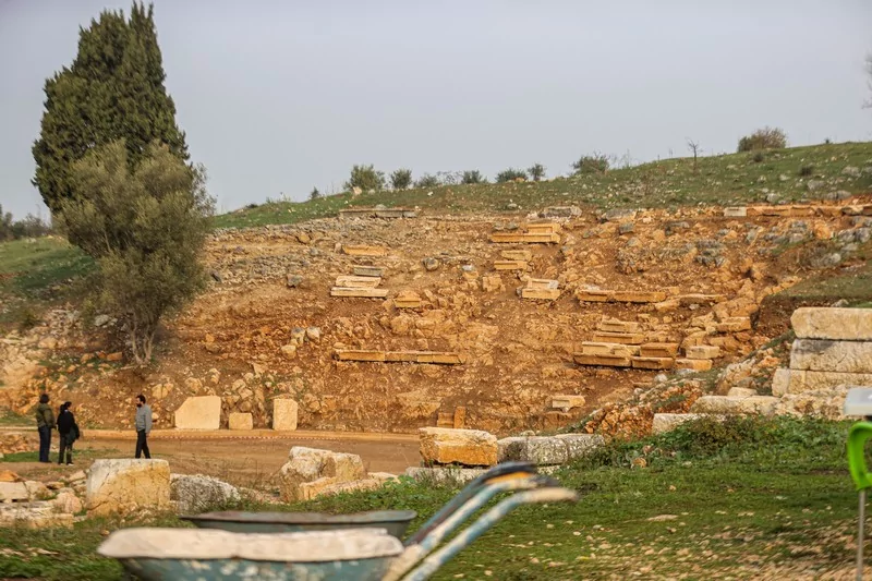 Bursa'da bin yıllık tiyatro gün yüzüne çıkıyor: Orijinal oturma sıraları 2 bin yıl sonra yerine konuyor