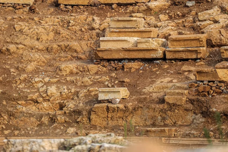 Bursa'da bin yıllık tiyatro gün yüzüne çıkıyor: Orijinal oturma sıraları 2 bin yıl sonra yerine konuyor