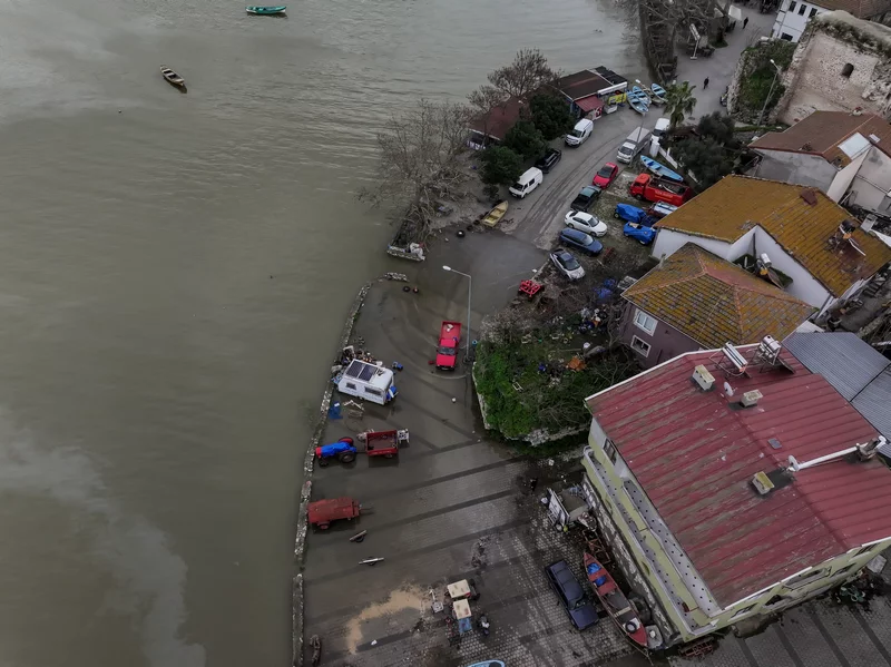 Debisi yükselen Uluabat Gölü'nün suyu Gölyazı'da evlerin duvarına dayandı