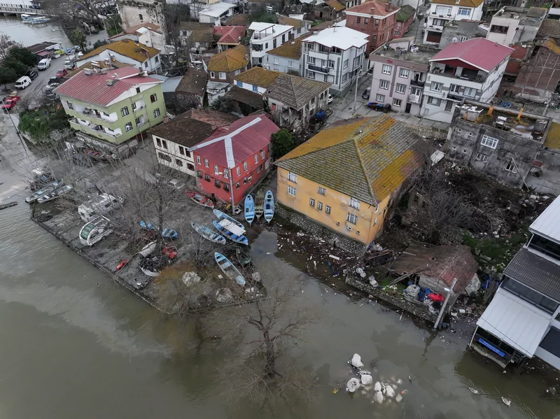 Debisi yükselen Uluabat Gölü'nün suyu Gölyazı'da evlerin duvarına dayandı