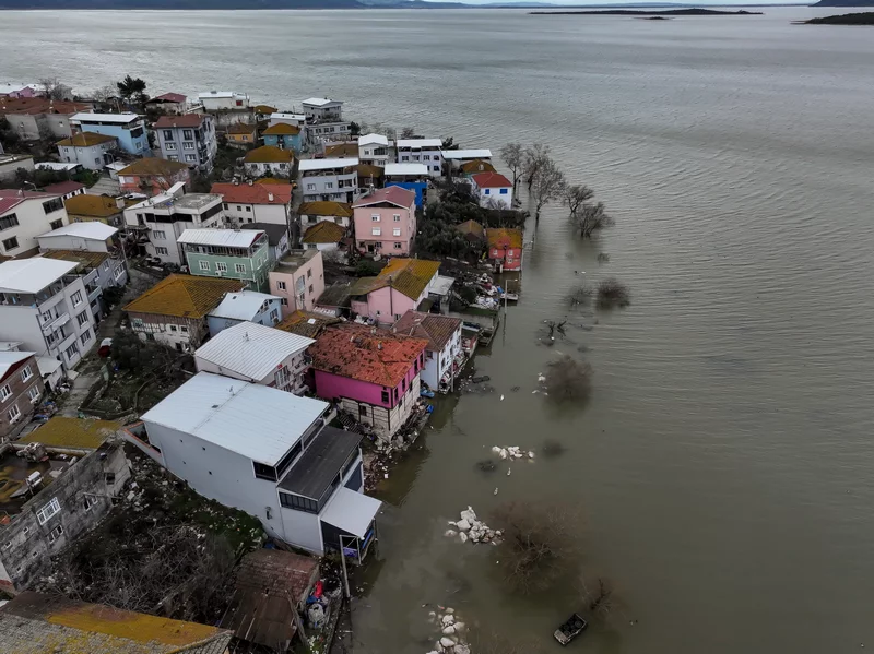 Debisi yükselen Uluabat Gölü'nün suyu Gölyazı'da evlerin duvarına dayandı