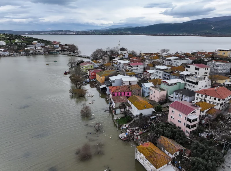 Debisi yükselen Uluabat Gölü'nün suyu Gölyazı'da evlerin duvarına dayandı