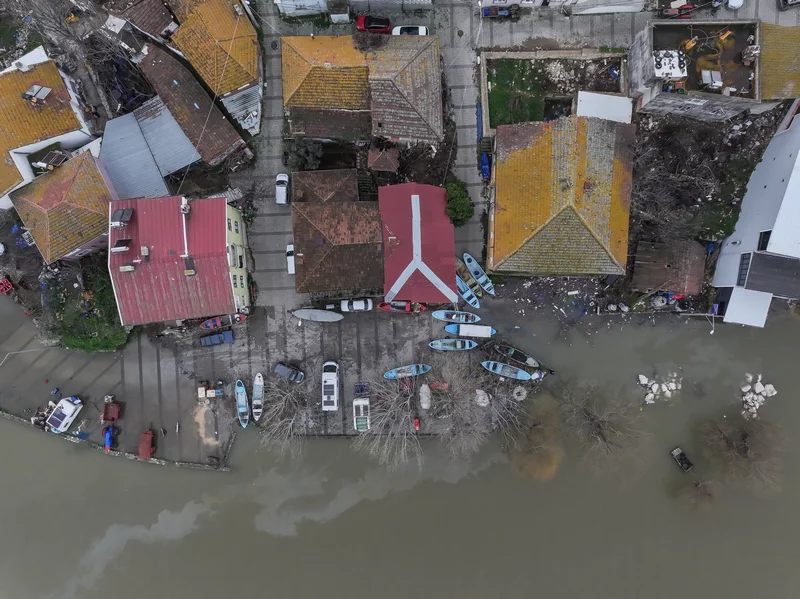 Debisi yükselen Uluabat Gölü'nün suyu Gölyazı'da evlerin duvarına dayandı