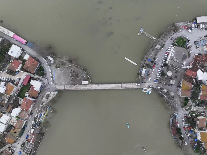 Debisi yükselen Uluabat Gölü'nün suyu Gölyazı'da evlerin duvarına dayandı