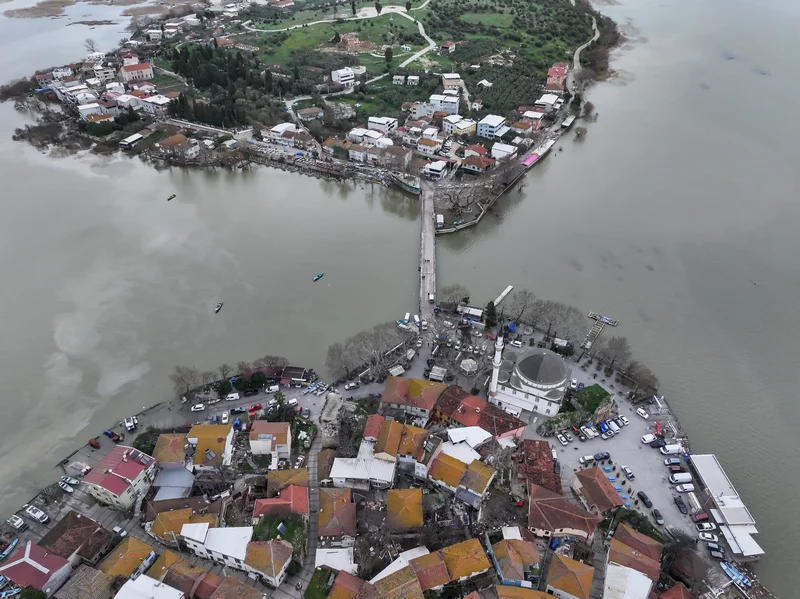 Debisi yükselen Uluabat Gölü'nün suyu Gölyazı'da evlerin duvarına dayandı