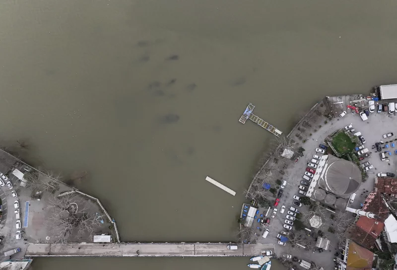 Debisi yükselen Uluabat Gölü'nün suyu Gölyazı'da evlerin duvarına dayandı