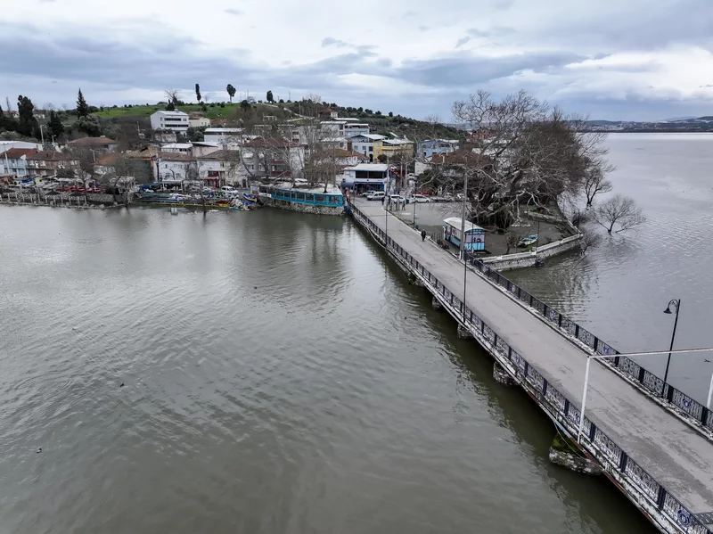 Debisi yükselen Uluabat Gölü'nün suyu Gölyazı'da evlerin duvarına dayandı