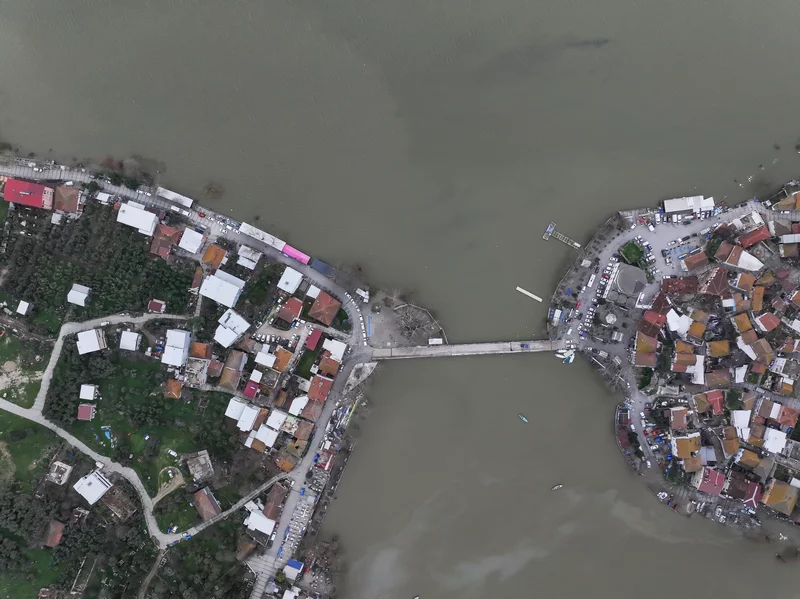 Debisi yükselen Uluabat Gölü'nün suyu Gölyazı'da evlerin duvarına dayandı