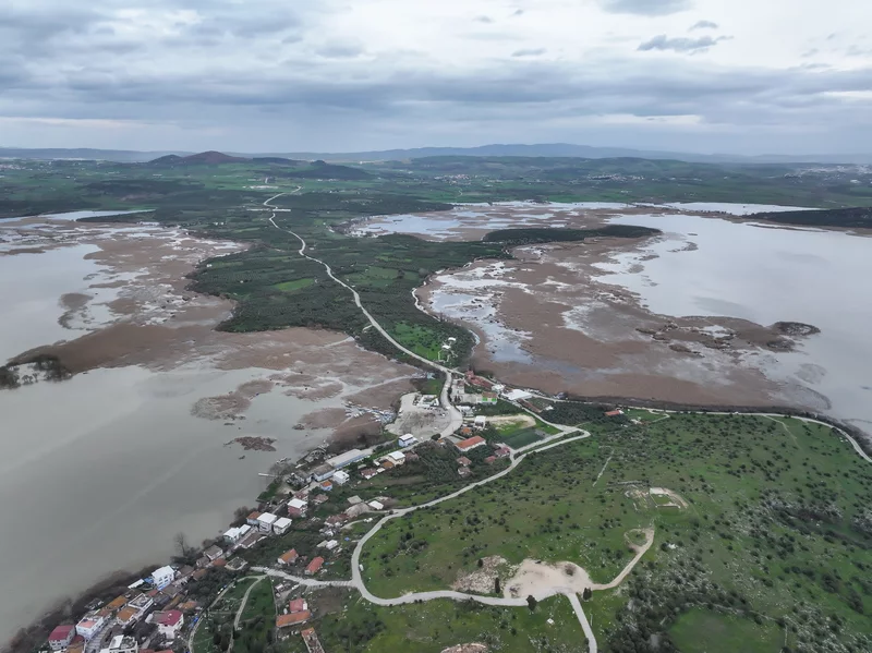 Debisi yükselen Uluabat Gölü'nün suyu Gölyazı'da evlerin duvarına dayandı