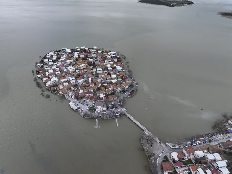 Debisi yükselen Uluabat Gölü'nün suyu Gölyazı'da evlerin duvarına dayandı