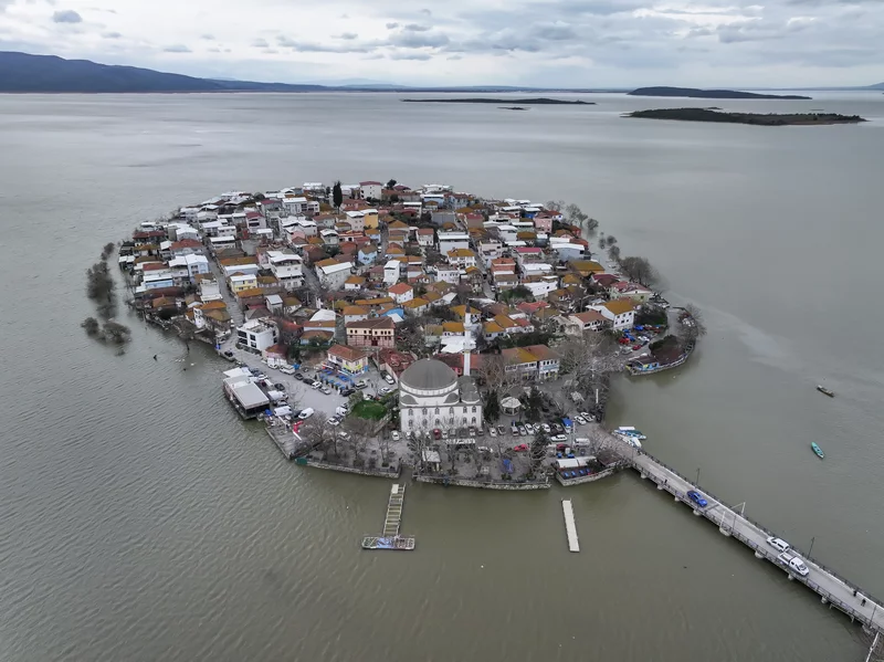 Debisi yükselen Uluabat Gölü'nün suyu Gölyazı'da evlerin duvarına dayandı