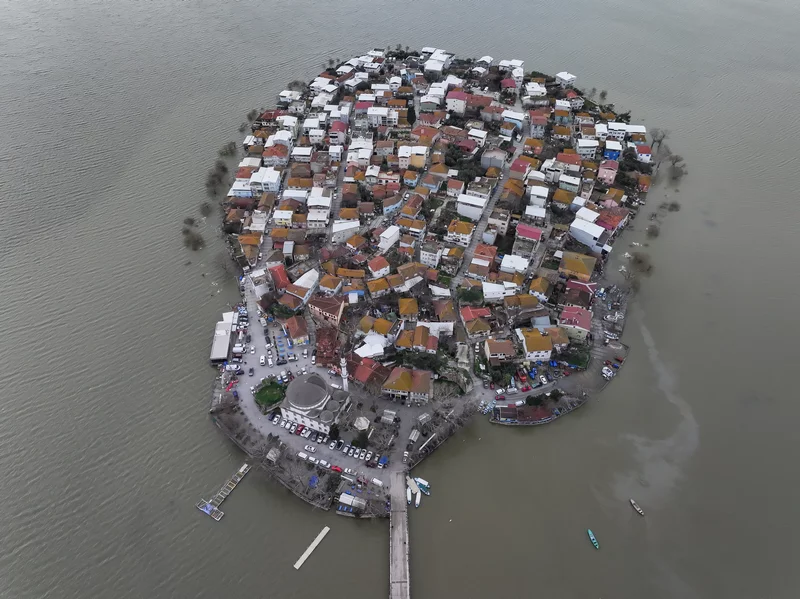 Debisi yükselen Uluabat Gölü'nün suyu Gölyazı'da evlerin duvarına dayandı