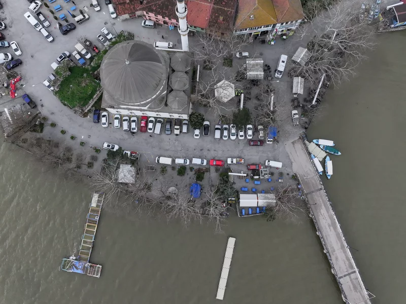 Debisi yükselen Uluabat Gölü'nün suyu Gölyazı'da evlerin duvarına dayandı