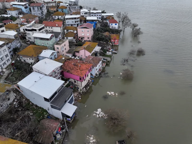 Debisi yükselen Uluabat Gölü'nün suyu Gölyazı'da evlerin duvarına dayandı