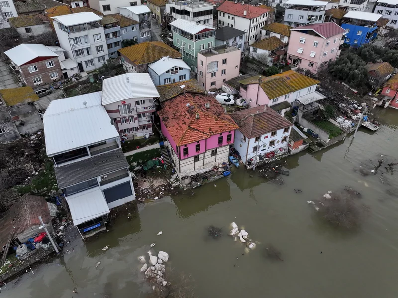 Debisi yükselen Uluabat Gölü'nün suyu Gölyazı'da evlerin duvarına dayandı