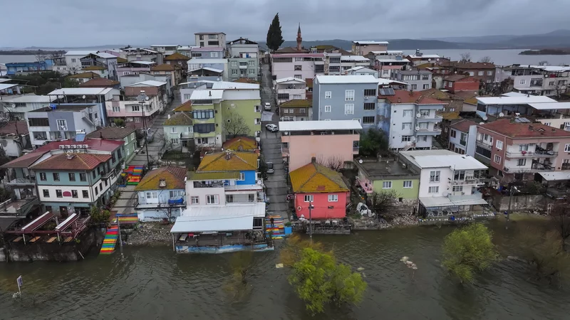 Bursa'da Uluabat Gölü'nün su seviyesi yükseldi