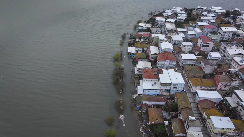 Bursa'da Uluabat Gölü'nün su seviyesi yükseldi