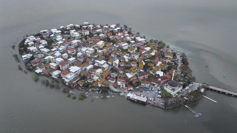 Bursa'da Uluabat Gölü'nün su seviyesi yükseldi