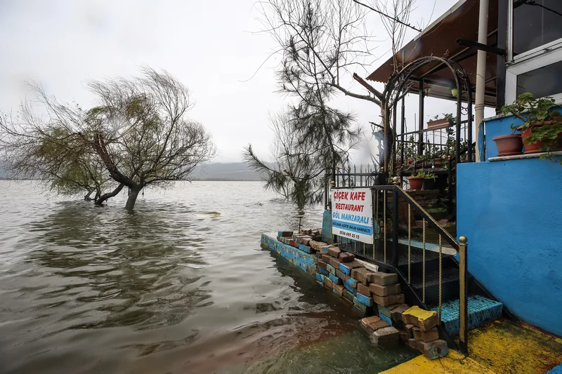 Bursa'da Uluabat Gölü'nün su seviyesi yükseldi