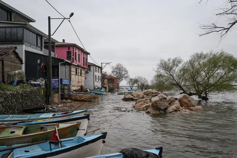 Bursa'da Uluabat Gölü'nün su seviyesi yükseldi