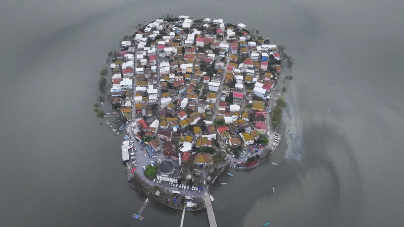 Bursa'da Uluabat Gölü'nün su seviyesi yükseldi