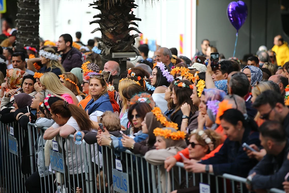 14. Uluslararası Portakal Çiçeği Karnavalı'nın kortej geçişi gerçekleşti