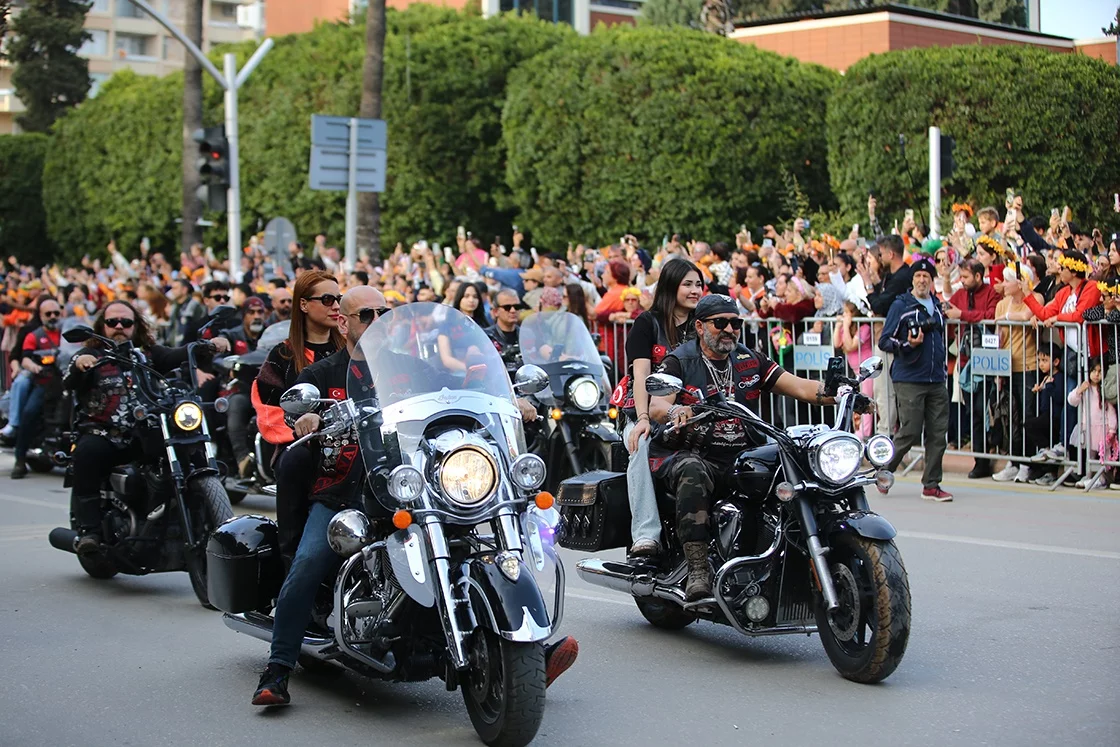 14. Uluslararası Portakal Çiçeği Karnavalı'nın kortej geçişi gerçekleşti