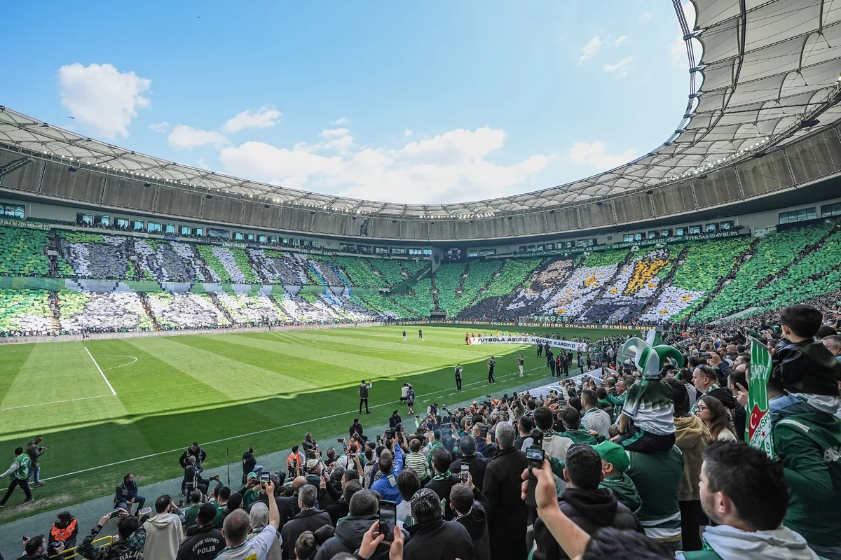 Bursasporlu taraftarlar 40 bin kartonla koreografi gösterisi yaptı