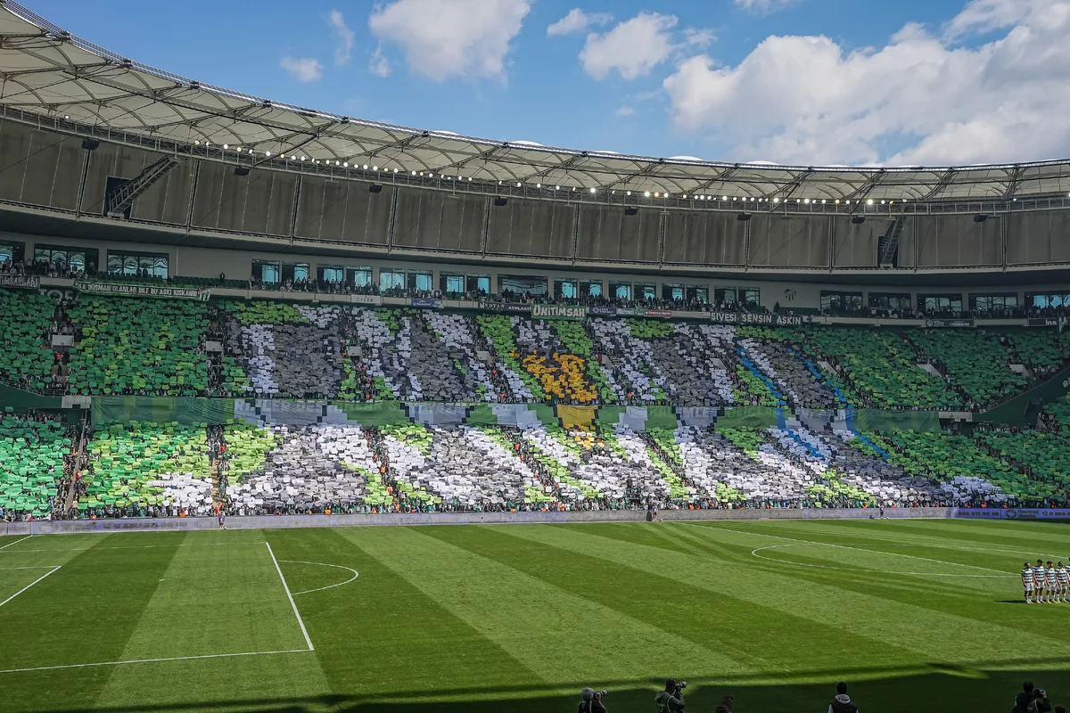 Bursasporlu taraftarlar 40 bin kartonla koreografi gösterisi yaptı