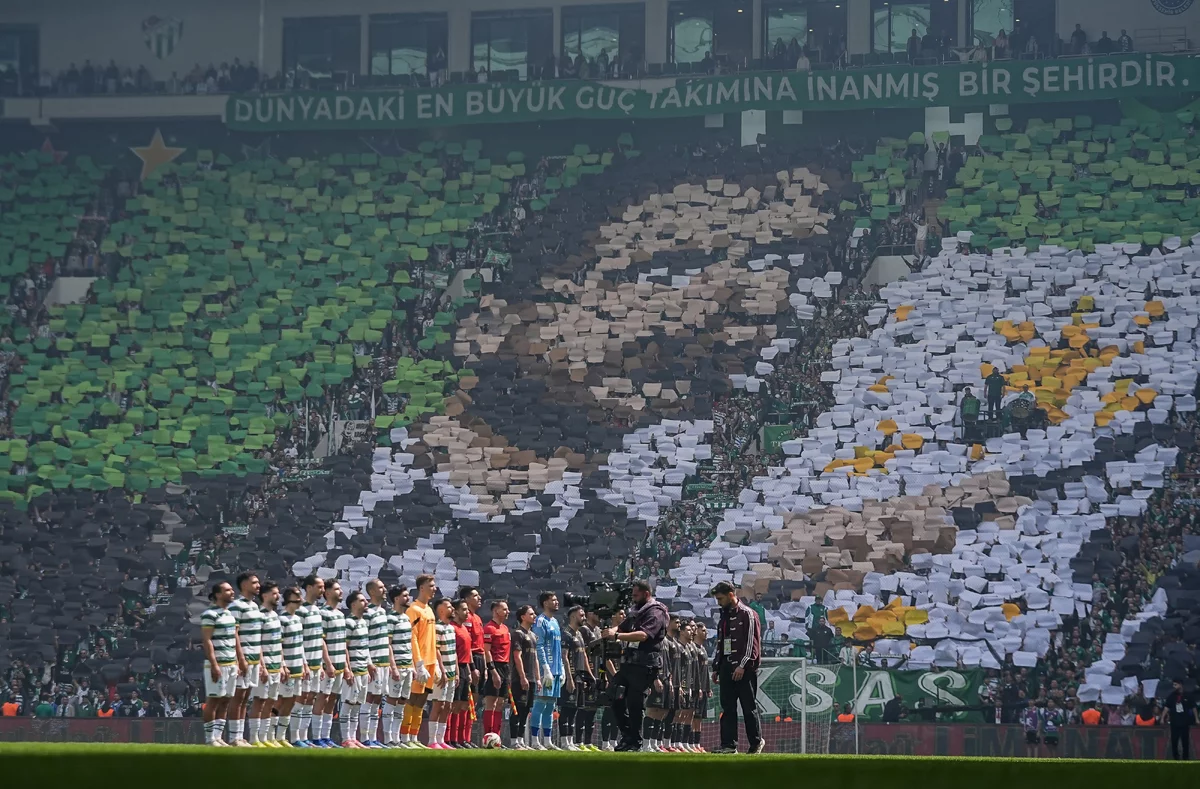 Bursasporlu taraftarlar 40 bin kartonla koreografi gösterisi yaptı