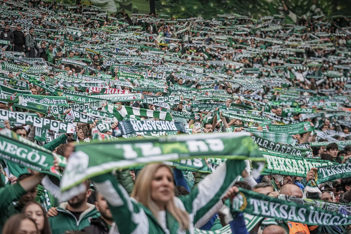 Bursasporlu taraftarlar 40 bin kartonla koreografi gösterisi yaptı