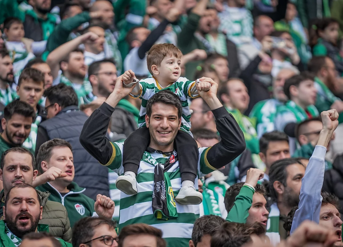 Bursasporlu taraftarlar 40 bin kartonla koreografi gösterisi yaptı