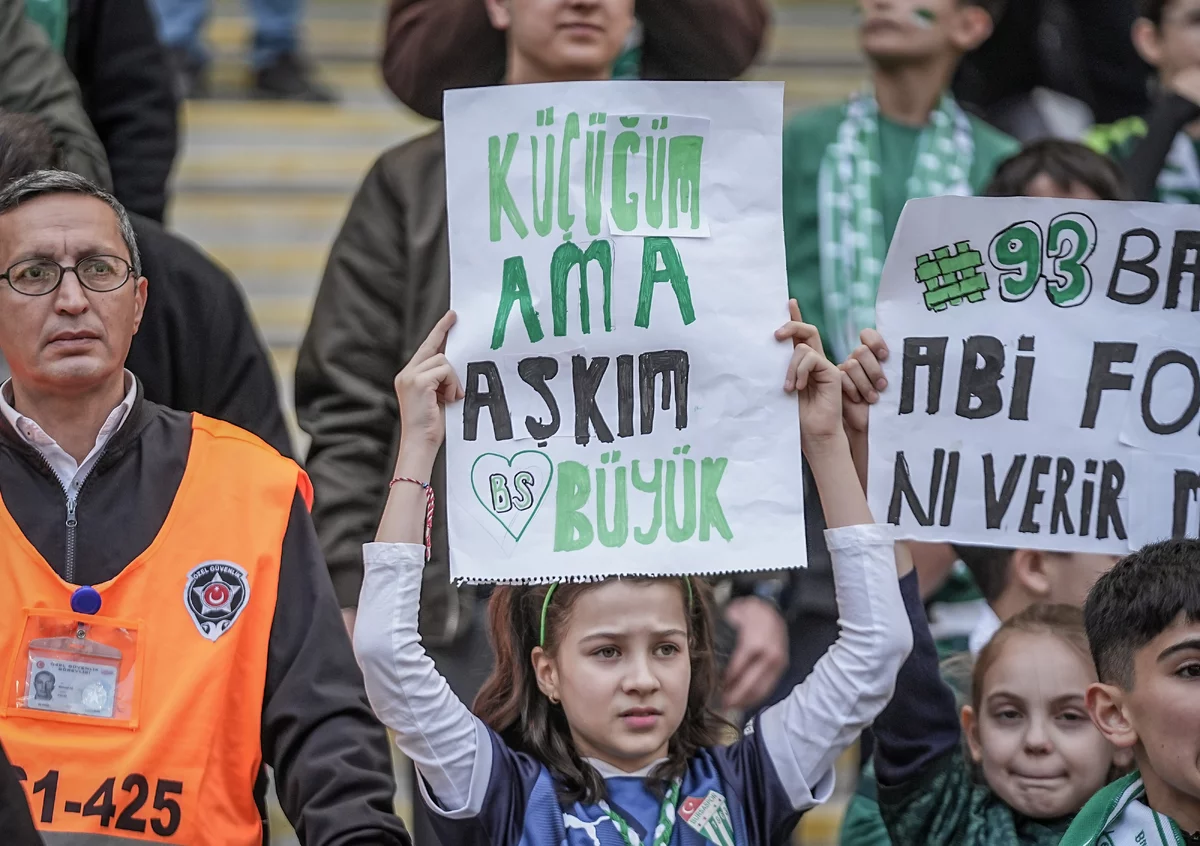 Bursasporlu taraftarlar 40 bin kartonla koreografi gösterisi yaptı