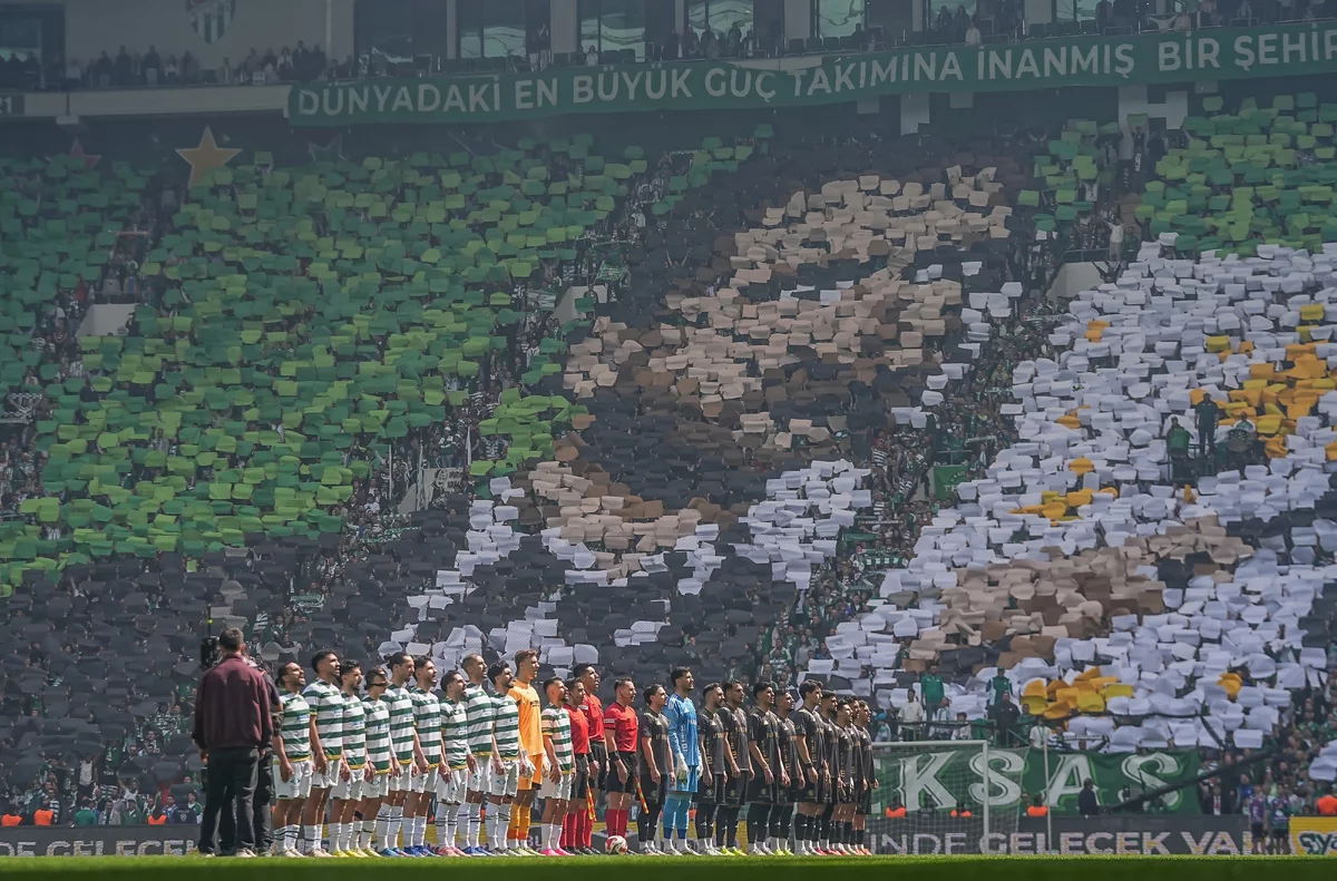 Bursasporlu taraftarlar 40 bin kartonla koreografi gösterisi yaptı