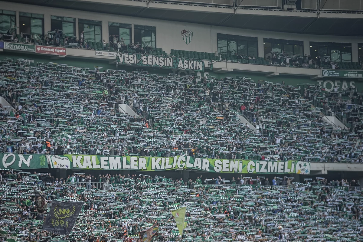 Bursasporlu taraftarlar 40 bin kartonla koreografi gösterisi yaptı