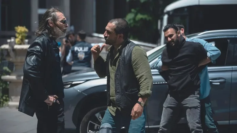 "Çekiç ve Gül: Bir Behzat Ç. Hikayesi"nden yeni kareler paylaşıldı!