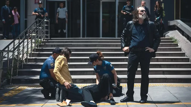 "Çekiç ve Gül: Bir Behzat Ç. Hikayesi"nden yeni kareler paylaşıldı!
