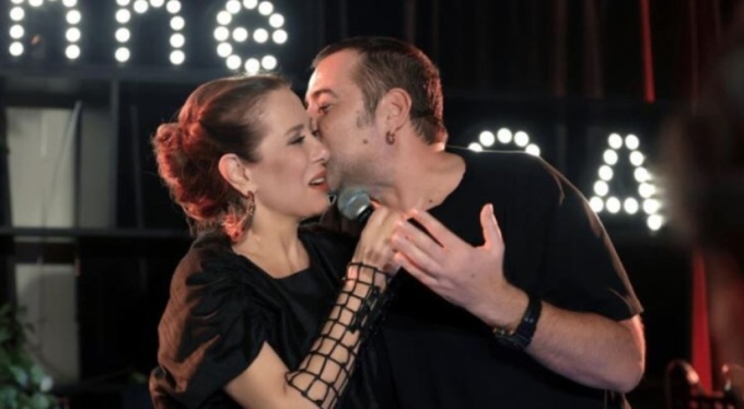 Ata Demirer, Zuhal Olcay'ın gönlünü öperek aldı