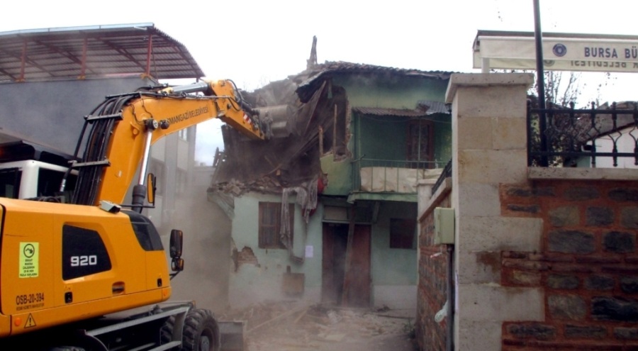 Bursa'da tehlike saçan metruk binalar yerle bir oldu