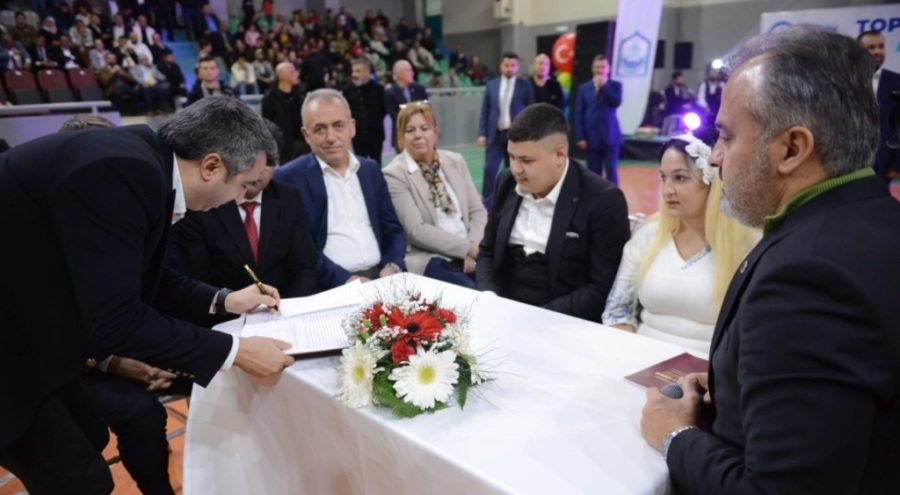 Bursa'da Roman çiftlere toplu nikah kıyıldı