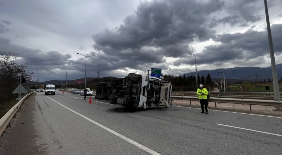 Bursa'da tır devrildi!