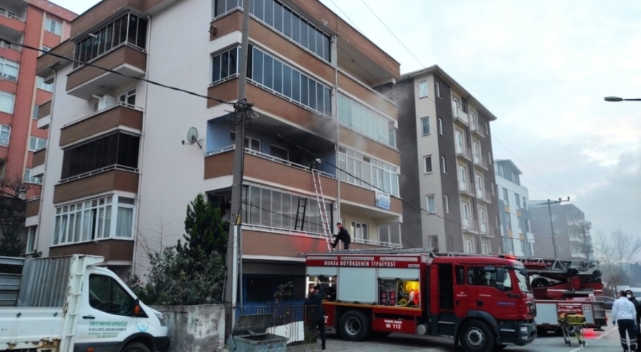 Bursa'da evini ateşe veren kadın kurtarıldı