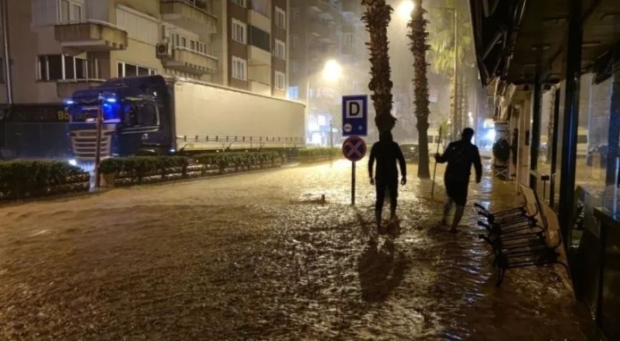 Antalya Kumluca'yı sel vurdu!