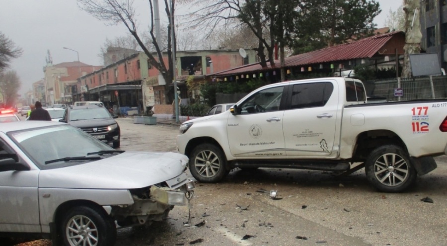 Bursa'da kamyonet ile otomobil çarpıştı: 1 yaralı