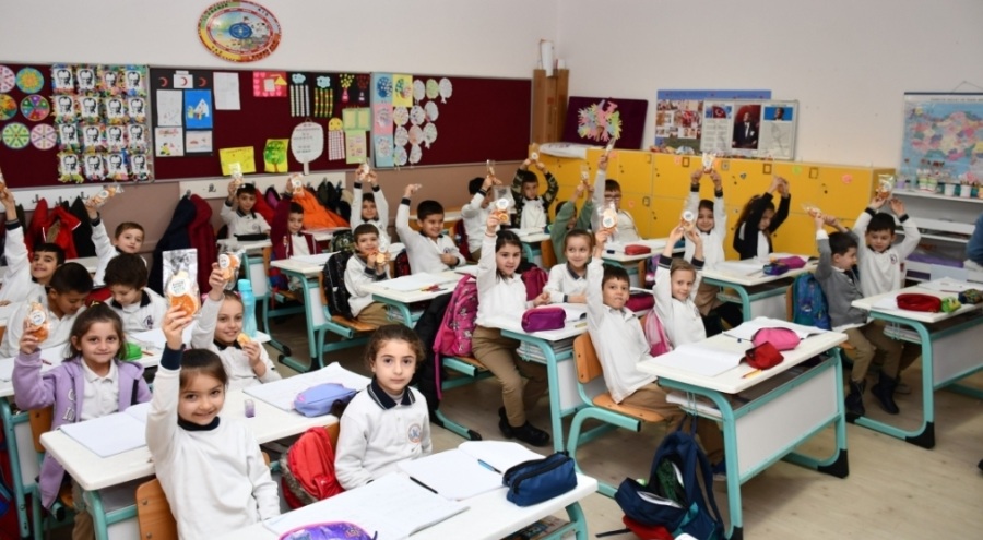 Bursa İznik Belediye Başkanı Usta'dan miniklere yerli malı haftası hediyesi