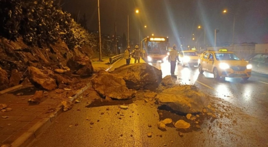 Yamaçtan kopan kayalar yola düştü!