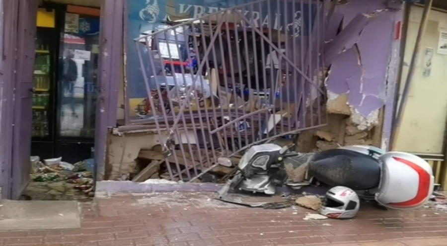 Bursa'da otomobil iş yerine daldı!