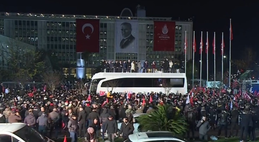 İmamoğlu Saraçhane'de konuştu: Hangi çılgın zincir vurabilirmiş