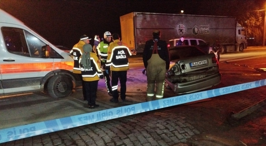 Bursa'da duvara çarpıp takla atan otomobil 2 kişiye mezar oldu